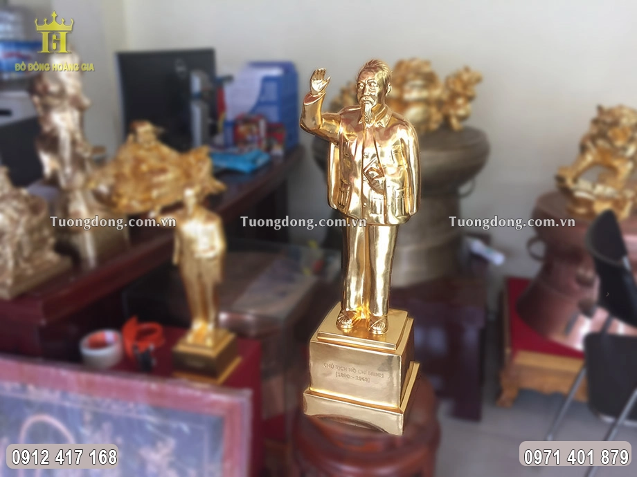 Hình ảnh nhìn nghiêng của bức tượng đồng